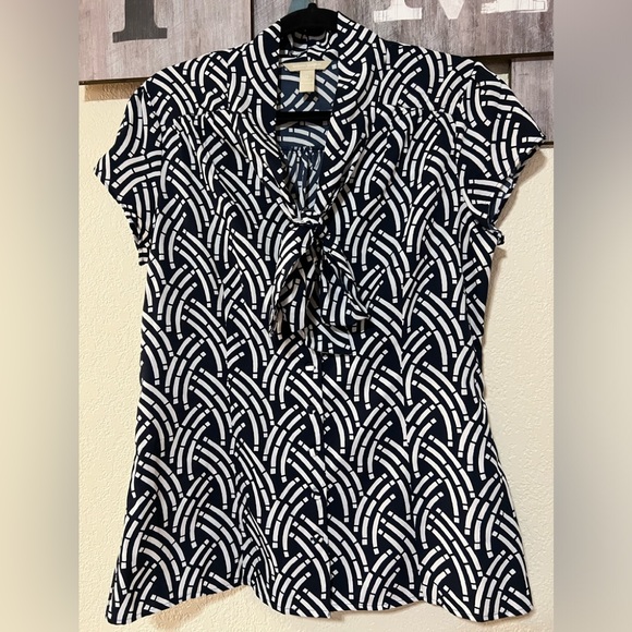 Banana Republic Women’s Printed Blue/White Bow Blouse, size 14 - Picture 2 of 9